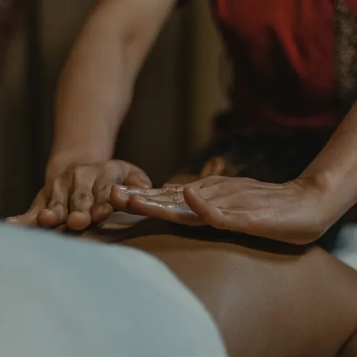 Массаж в спа-салоне, расслабляющая атмосфера и опытный массажист в моменте ухода за клиентом