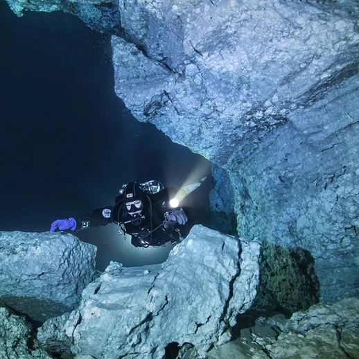 Подводный дайвинг в пещере с исследованием уникальных скальных формаций в водах глубокой пропасти
