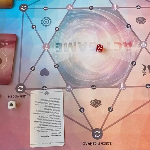 Настольная игра с картами и кубиком на фоне красочного игрового поля