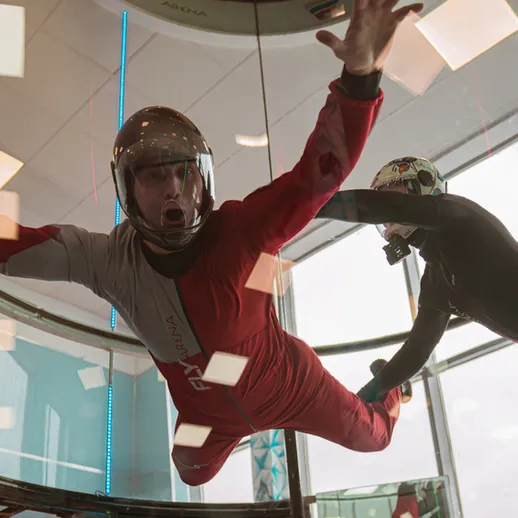 Восхитительное воздушное свободное падение в аэротрубе в развлекательном центре на закате