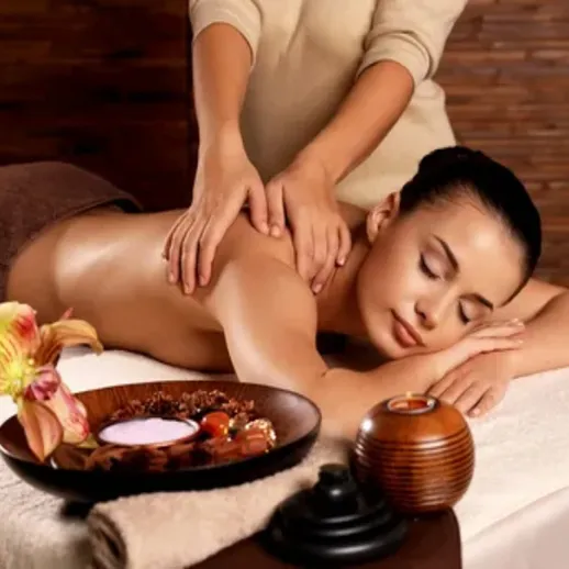 Расслабляющий массаж в спа-салоне с ароматными маслами на фоне природы