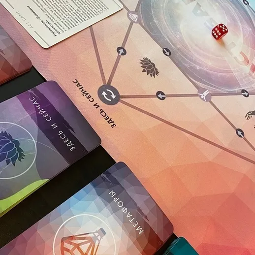 Настольная игра, в которой игроки исследуют новые миры, используя карты и кубики на красивом игровом поле