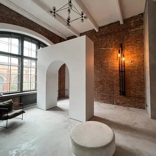 Современный интерьер помещения с воздушной аркой и минималистичной мебелью