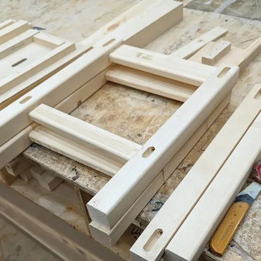 Изготовление деревянных деталей для мебели на рабочем столе, внимание к деталям и качеству на этапе подготовки