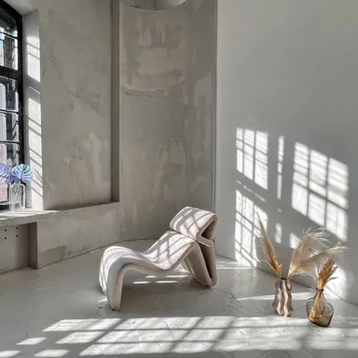 Элегантный интерьер с светлыми тенями и стильным креслом в современном пространстве