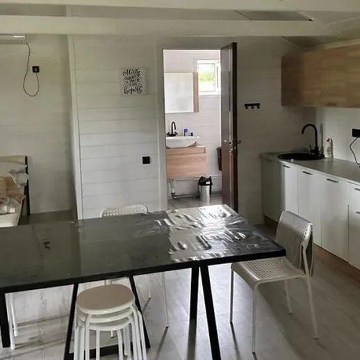 Уютная квартира с кухней и спальней в светлом интерьере