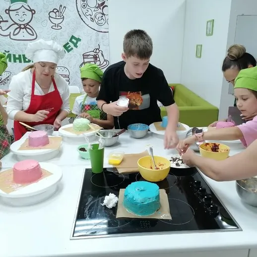 Дети готовят разноцветные торты на кулинарном мастер-классе в студии в Москве, весело и креативно проводя время