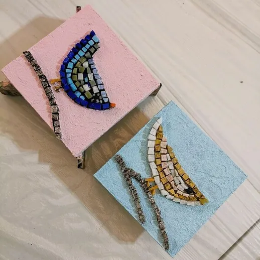 Мозаика с изображением птиц на розовом и голубом фоне в мастерской творчества