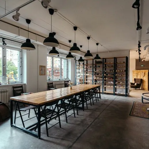 Уютный офис с длинным деревянным столом и современным декором в городе на улице в солнечный день