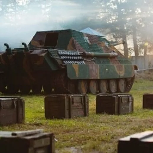 Танковая техника на военной базе в лесу во время учений с гусеницами и ящиками в окружении тумана