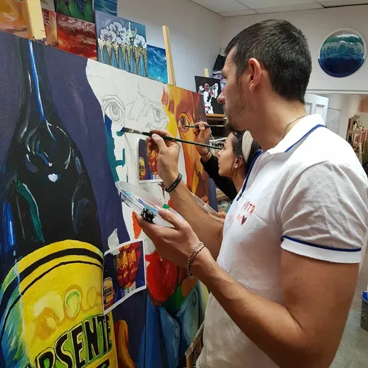 Художник создает живописный портрет в художественной студии во время рабочего процесса