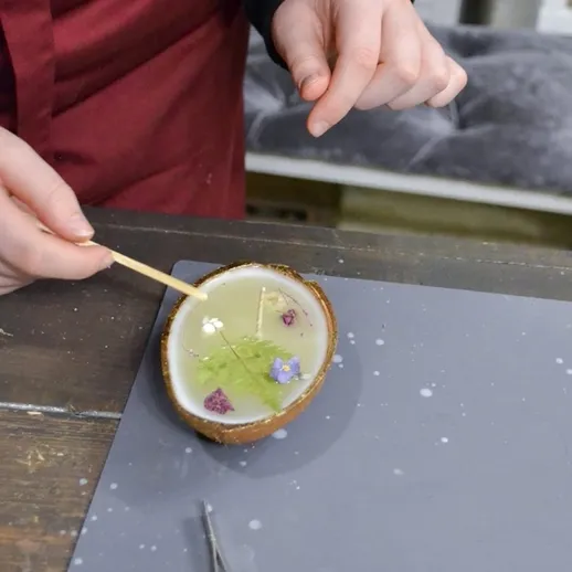 Изготовление креативного десерта с использованием необычных ингредиентов в уютной кондитерской