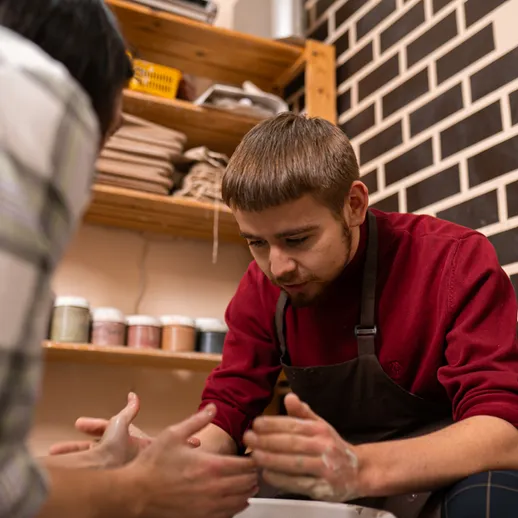 Мастер-класс по гончарному делу в уютной студии в вечернее время