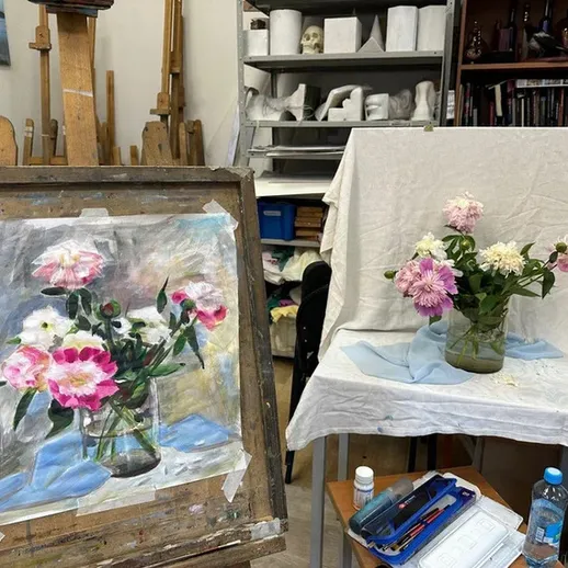 Настенная картина с цветами в художественной мастерской