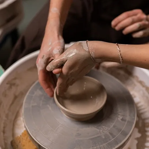 Создание керамической чаши на гончарном круге в творческой мастерской