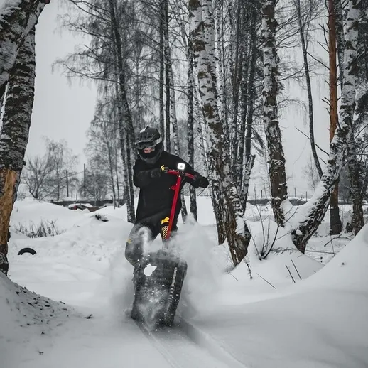 Человек на снегоходе в зимнем лесу, вокруг белоснежный снег и стройные березы, крепкий мороз, утро