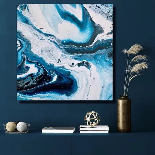 Абстрактная картина с синими и белыми оттенками на стене в современном интерьере комнаты