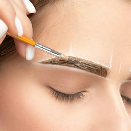 Коррекция бровей с использованием кисти происходит в студии красоты, создание идеальной формы на модели