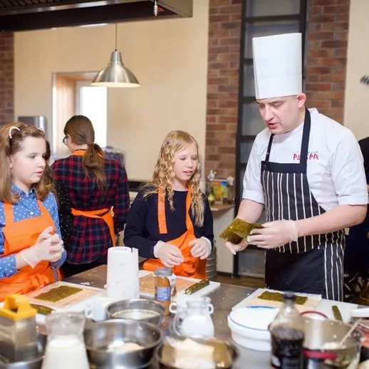 Кулинарный мастер-класс для детей в уютной кухне на фоне кирпичной стены