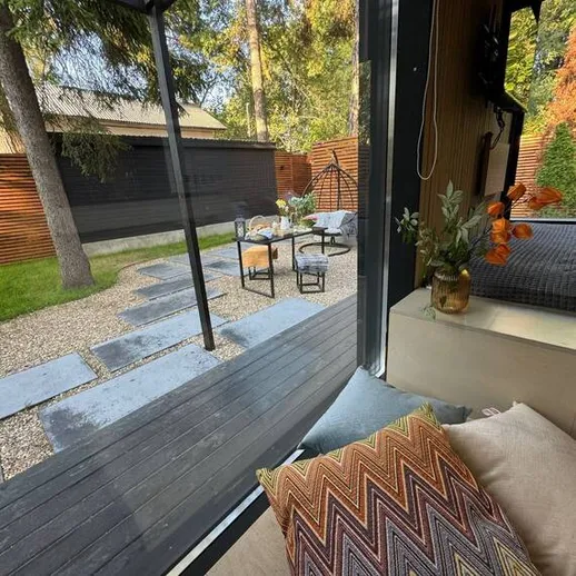 Уютный уголок в загородном доме, где отдыхают на открытом воздухе в солнечный день