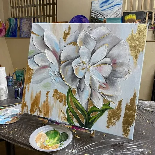 Белые цветы на холсте с золотыми акцентами, созданные в художественной студии