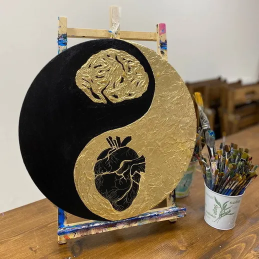 Абстрактная техника рисования: сердце и мозг в стиле инь-ян на холсте в художественной студии