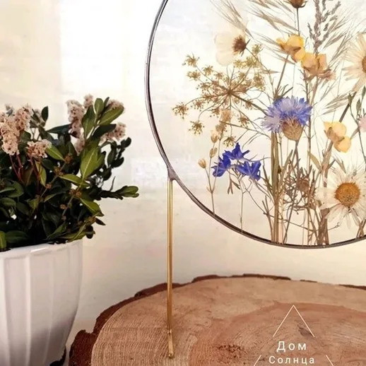 Настольный декор с сухими цветами на деревянной подставке в интерьере