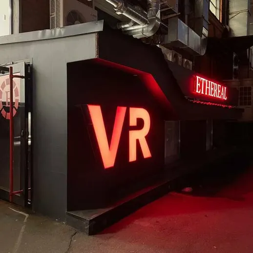 Виртуальная реальность в клубе Ethereal, ночное время, яркая неоновая вывеска и атмосферная подсветка