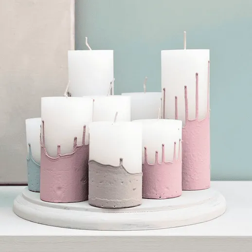 Красивый набор свечей разных размеров и цветов на подставке в современном интерьере