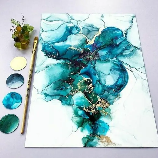 Яркий абстрактный рисунок акриловыми красками с золотыми акцентами на белом фоне