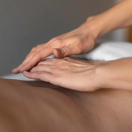 Массаж спины в уютном кабинете на фоне спокойных тонов и мягкого света