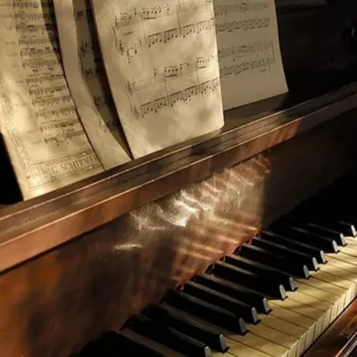 Старинное пианино с нотами на вечере музыки в уютной комнате с мягким светом