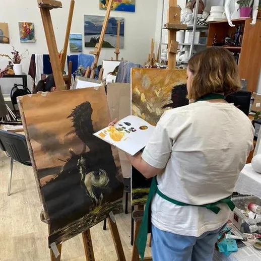 Художник создает картину в студии в солнечный день