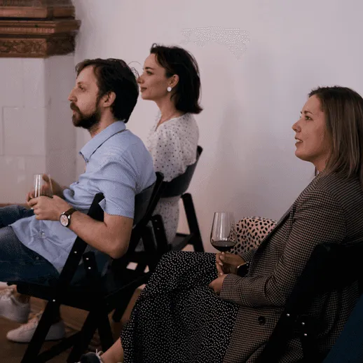 Вечер встречи друзей с вином в уютном помещении с исторической атмосферой