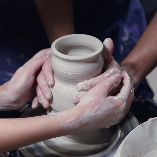 Работа с глиной в мастерской: создание керамической вазы в компании на занятии по гончарному делу