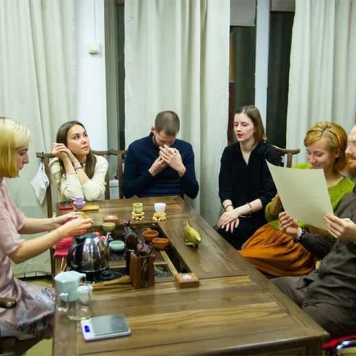 Групповая встреча друзей за чаем в уютной комнате в вечернее время