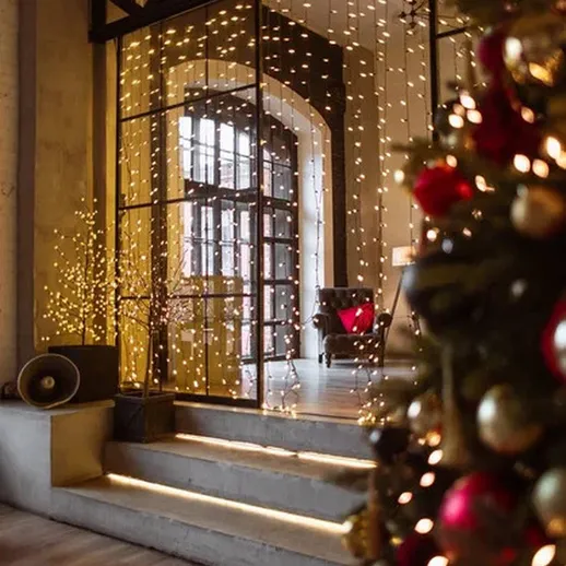 Рождественское украшение внутри уютного пространства с огнями и елкой