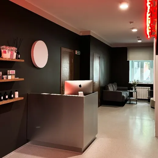 Современный интерьер салона красоты с комфортной зоной ожидания и стильной стойкой рецепции