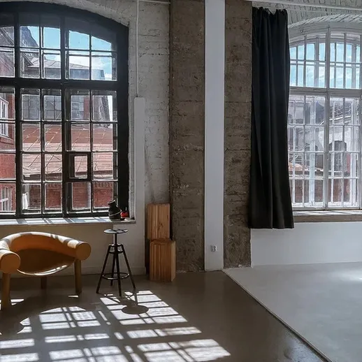 Уютное светлое пространство с окнами и мебелью в индустриальном стиле