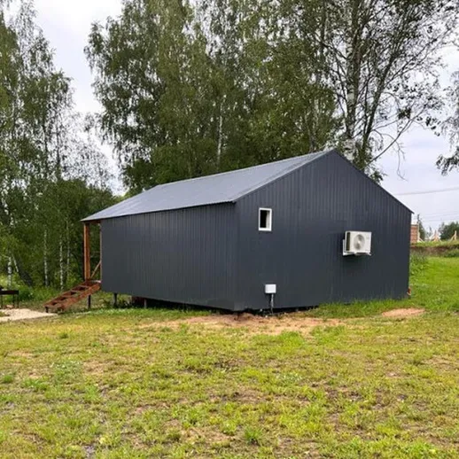 Современный загородный дом на природе в зелёной местности