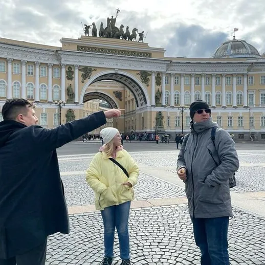 Посещение исторического центра Санкт-Петербурга с друзьями на площади Дворцовой во время прогулки