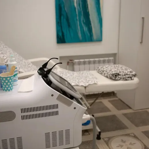 Современный кабинет косметолога с оборудованием и косметикой в спокойной обстановке