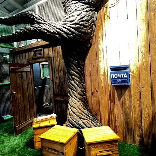 Игровая зона с деревянным деревом и почтовым ящиком для детей в уютном помещении