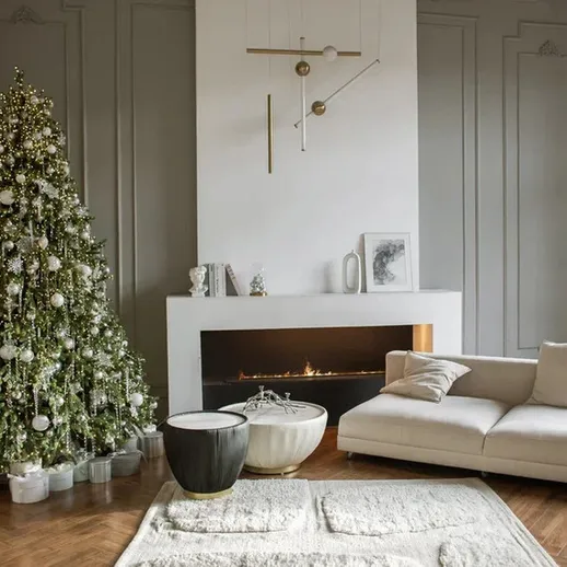 Уютная гостиная с рождественской елкой и камином в современном стиле