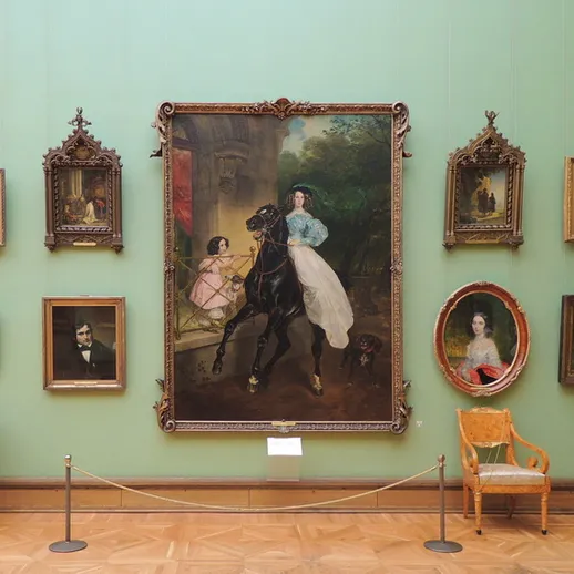Выставка картин в художественном музее, где висит портрет женщины на черном коне