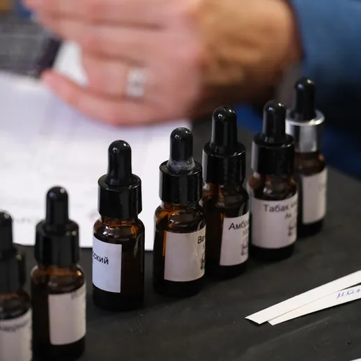 Опыт создания натуральных эссенций: последовательная работа с флаконами на мастер-классе в уютной обстановке