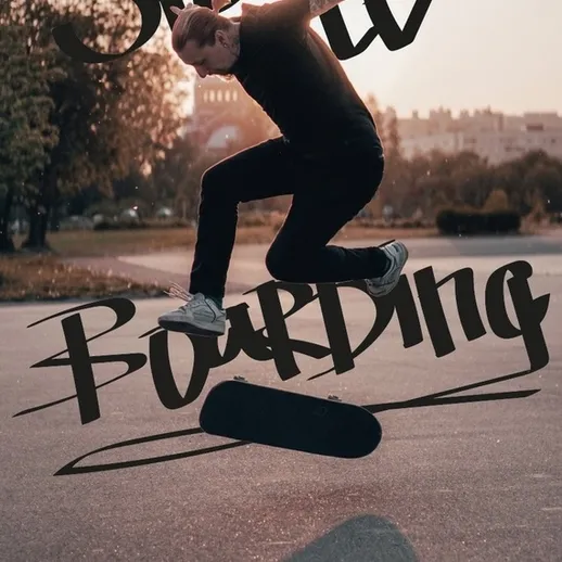 Молодой скейтбордист выполняет трюк в парке на закате