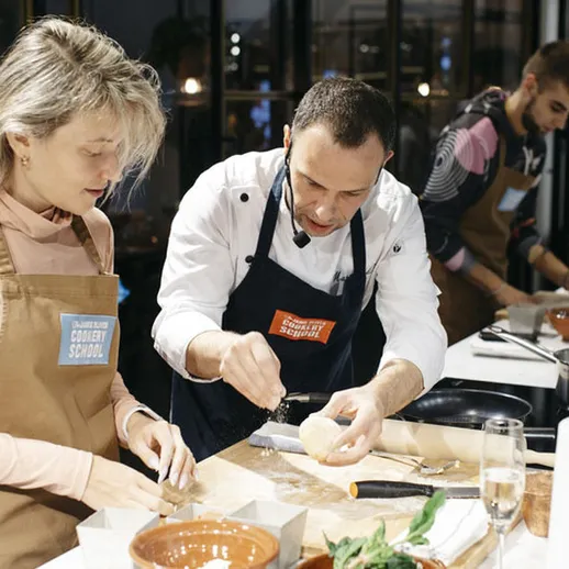 Кулинарный мастер-класс, где участники учатся готовить под руководством шеф-повара в современном ресторане