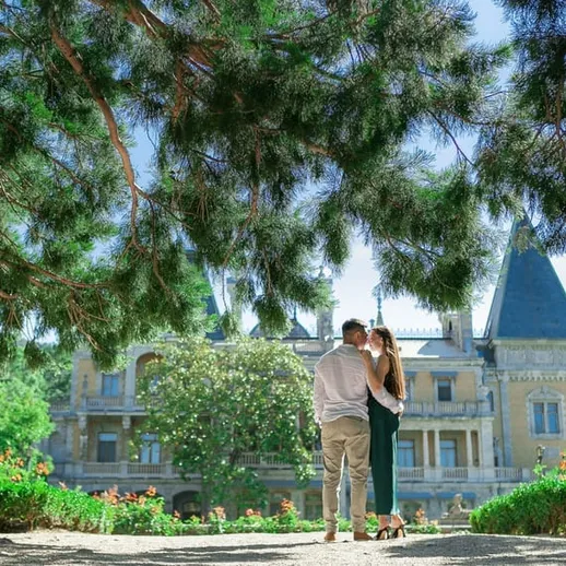 Романтическая прогулка пары в парке у красивого загородного дома летом