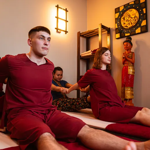 Сеанс тайского массажа в спа-салоне на курорте, где отдыхают двое людей